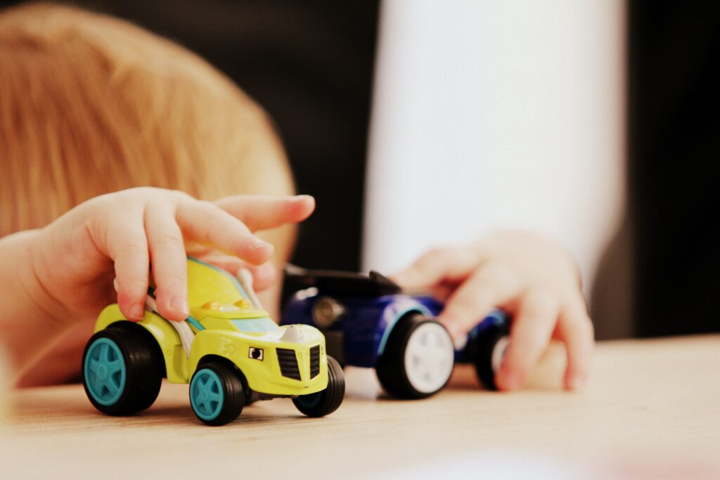 O desenvolvimento motor e a aquisição de habilidades motoras de crianças com Autismo são os temas mais pesquisados e discutidos na literatura sobre funções motoras.
