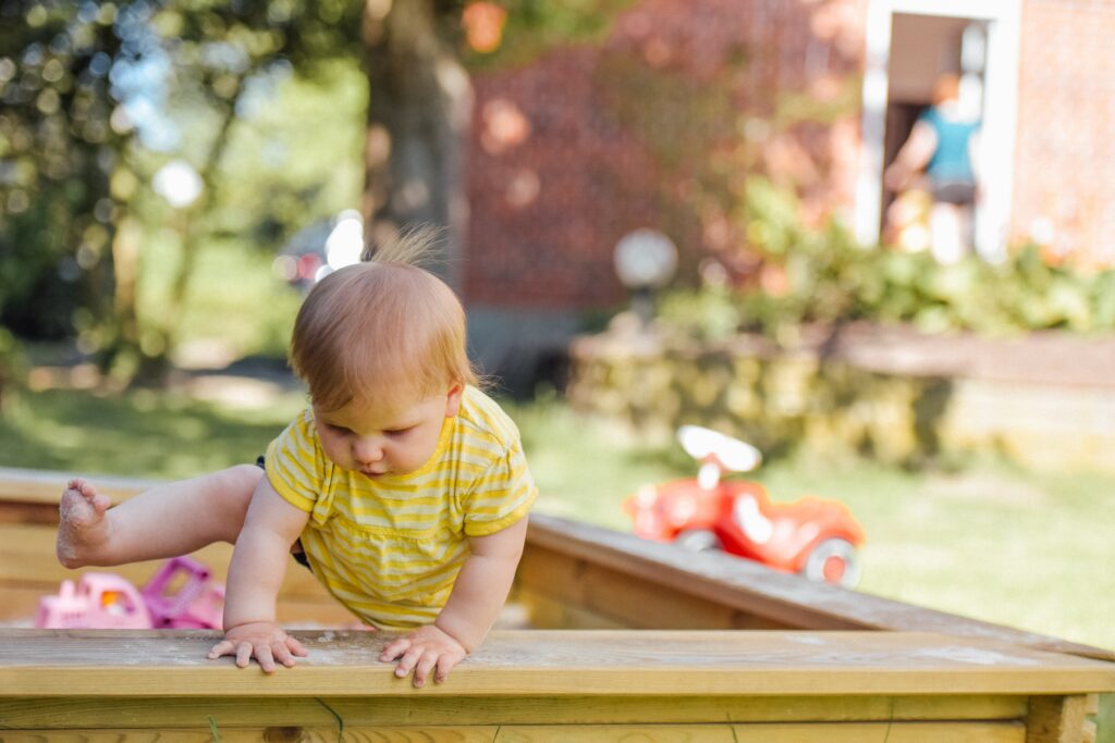 Brincadeiras para Bebês que engatinham e andam de alta qualidade fazem a diferença na experiência presente e futura.