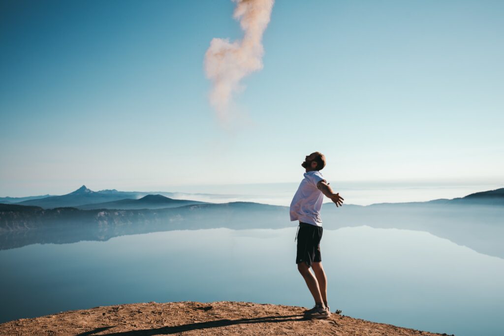 A Inteligência Emocional compreende habilidades ou competências relacionadas com a compreensão de si próprio e dos outros.