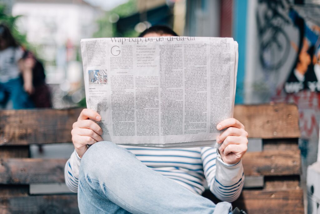 Recontando uma notícia de jornal as crianças interagem com diferentes tipos de textos as ampliando o vocabulário.