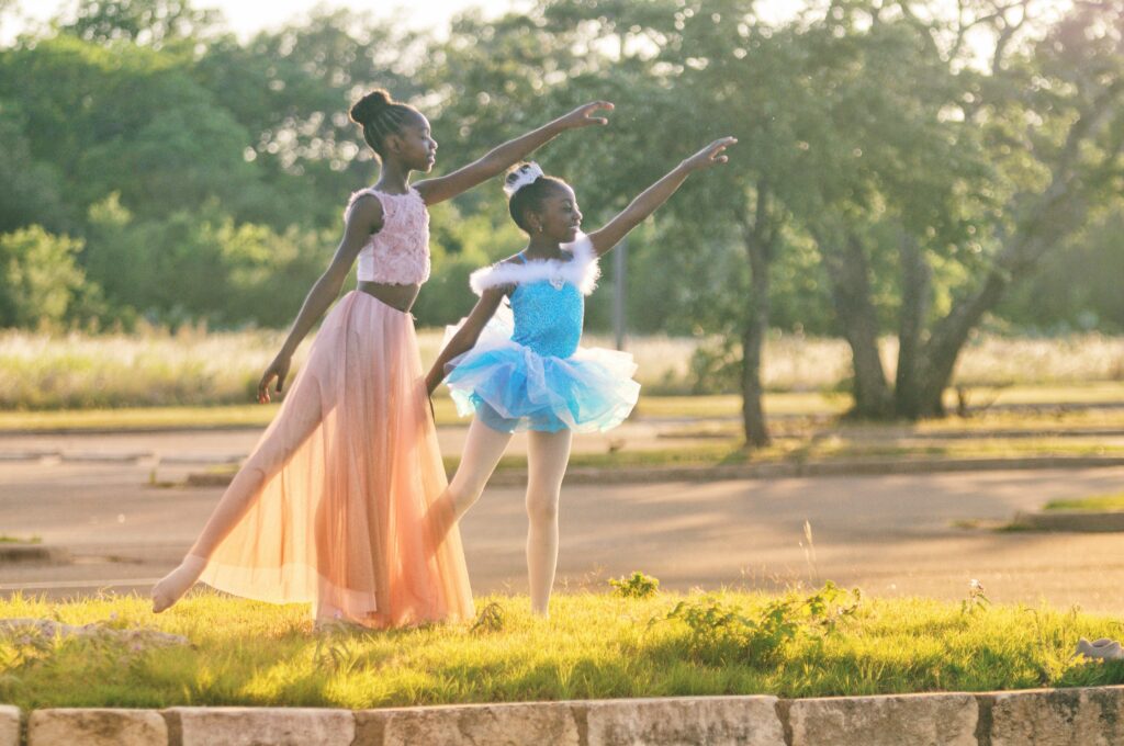 Danças e interação social valoriza a diversidade cultural, a vida familiar e as interações sociais promovidas pela dança. A dança pode e deve ser para todos.