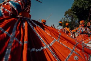 A dança ao nosso redor trabalha a identificação e a experimentação de ritmos e gestos de danças do contexto regional e comunitário onde sua escola está inserida.