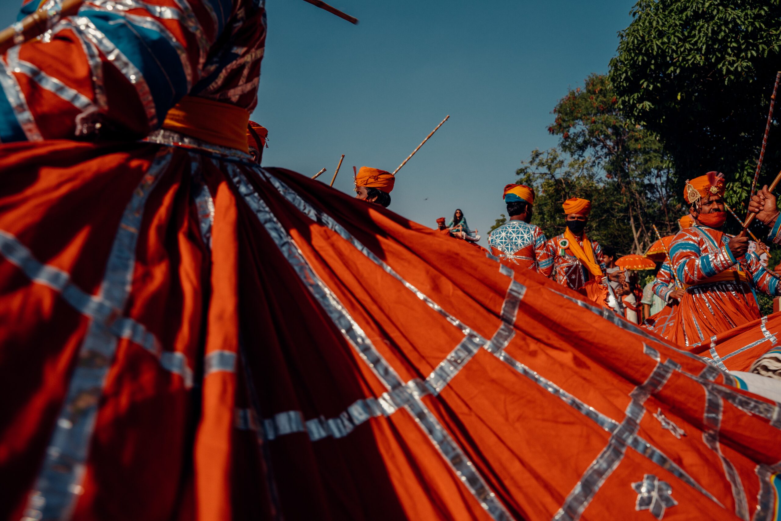 A dança ao nosso redor trabalha a identificação e a experimentação de ritmos e gestos de danças do contexto regional e comunitário onde sua escola está inserida.